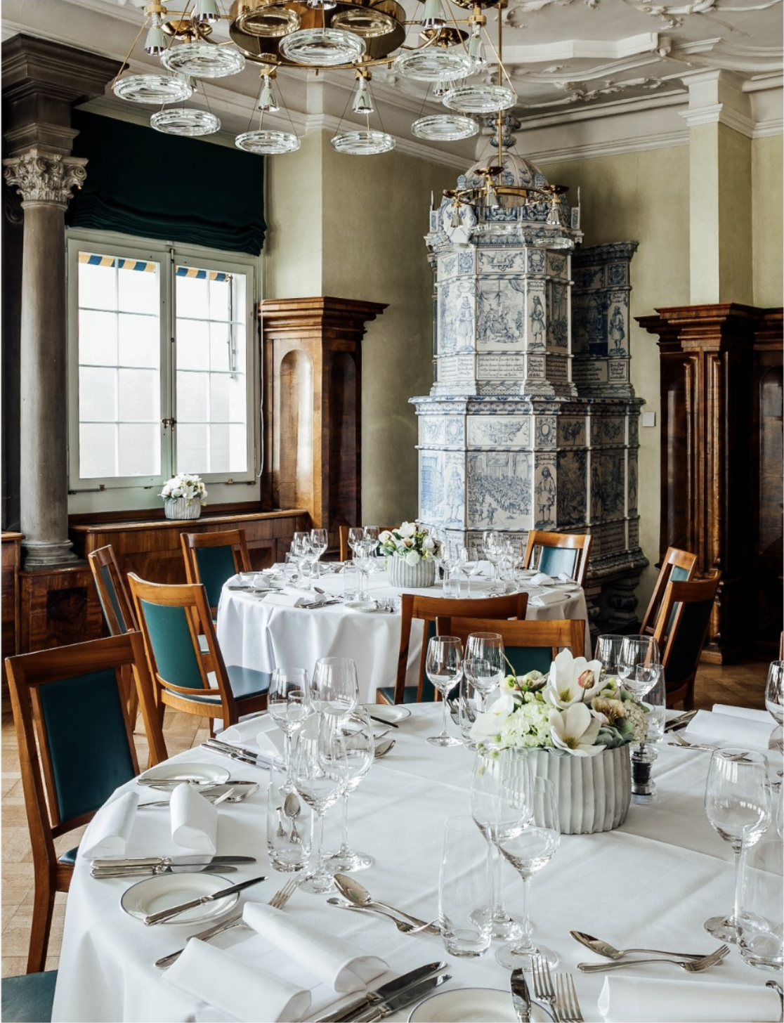 Historischer Festsaal des Zunfthaus zum Grünen Glas mit Kachelofen